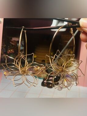 🪷 Gold Lotus Flower Wire Hoop Earrings 🪷